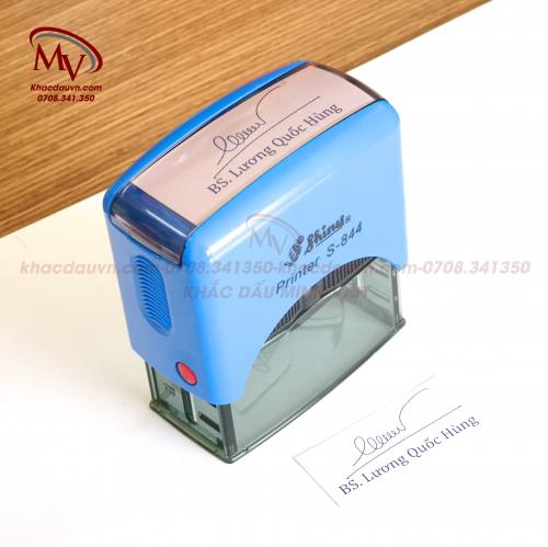 Khắc dấu chữ ký bác sĩ Lương Quốc Hùng